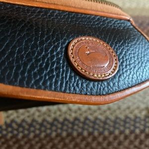 Beautiful black vintage Dooney & Bourke
Wallet
Fanny pack
Crossbody
(No strap)